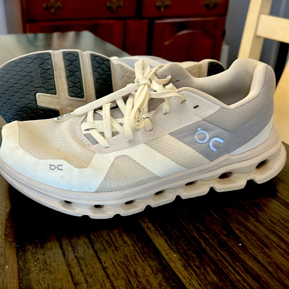 On Cloud Tennis shoes EUC